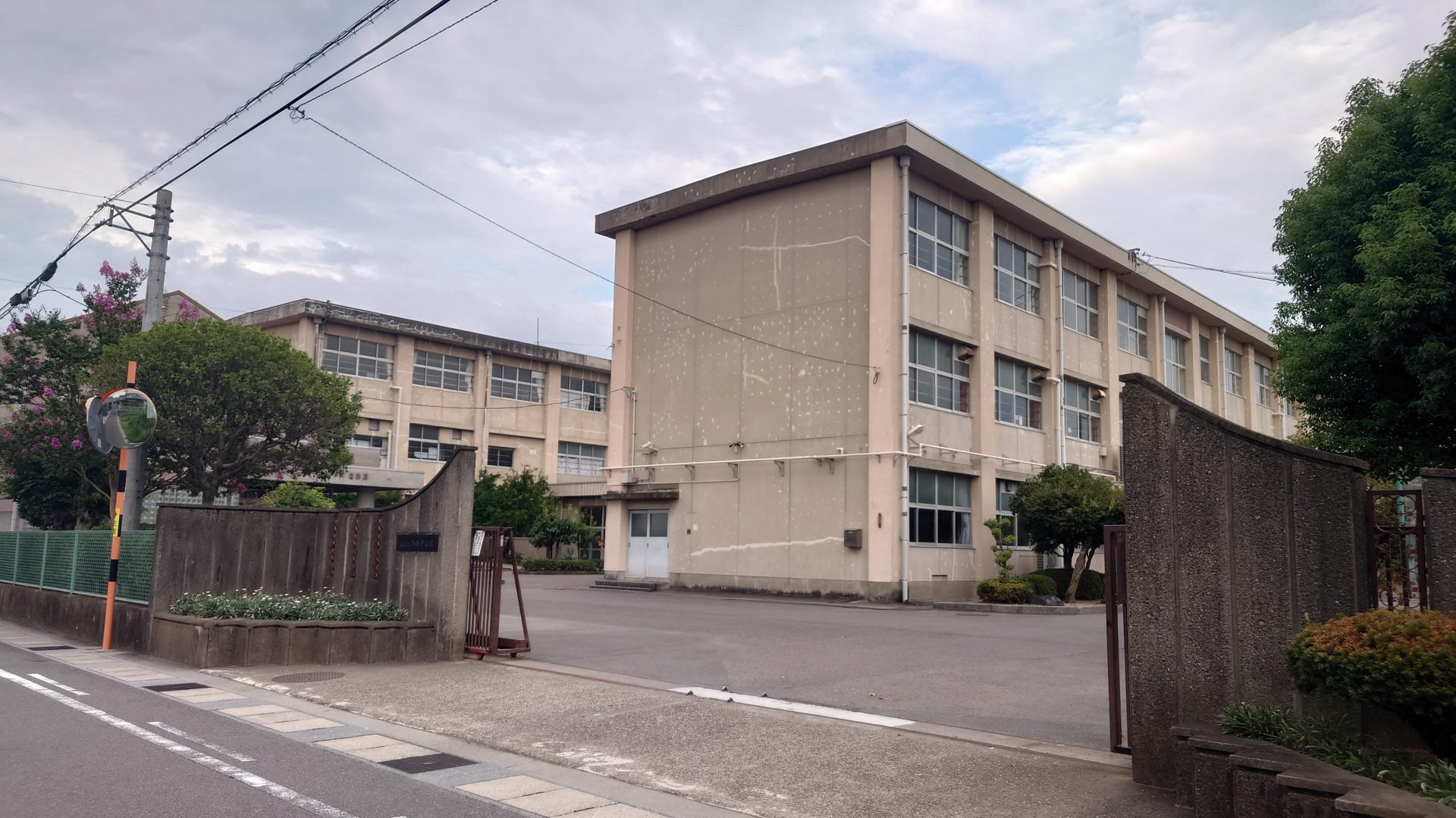 岐阜市立加納中学校 2637ｍ徒歩33分
