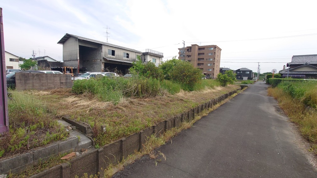敷地西側道路より撮影