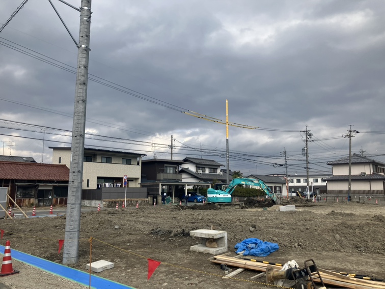 現地西より撮影 現在造成中・まもなく完成